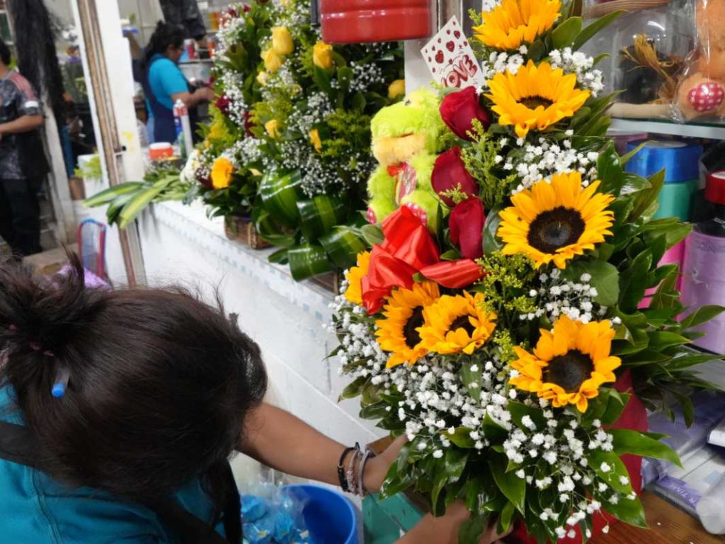 Los puestos de flores en el Mercado Central abren desde las 2 de la madrugada este 14 de febrero