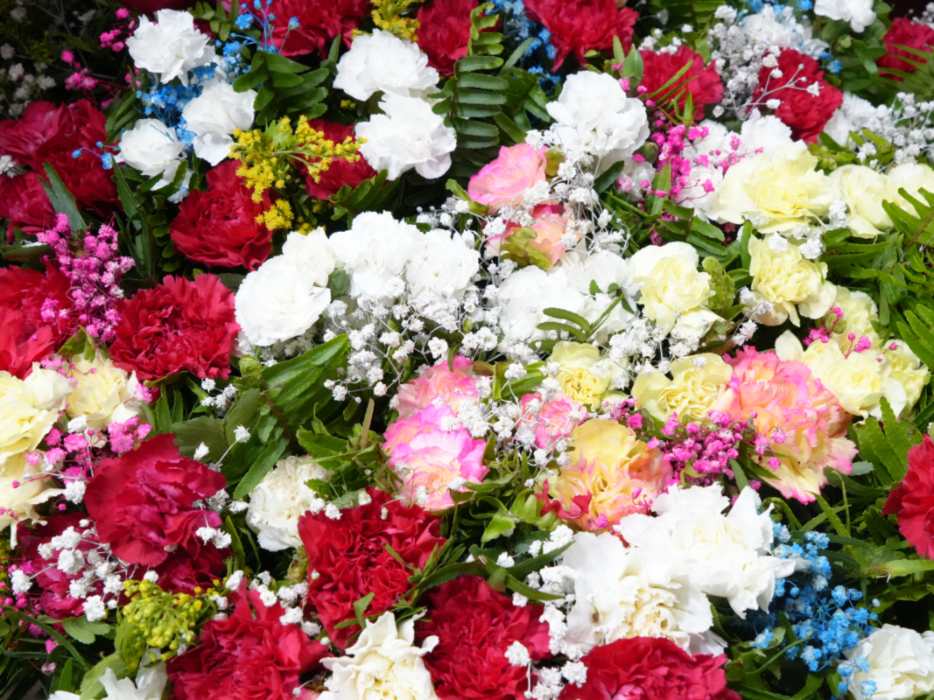 Ramos pequeños se ofrecen desde $1.25 en el Mercado Central este Día del Amor y la Amistad.