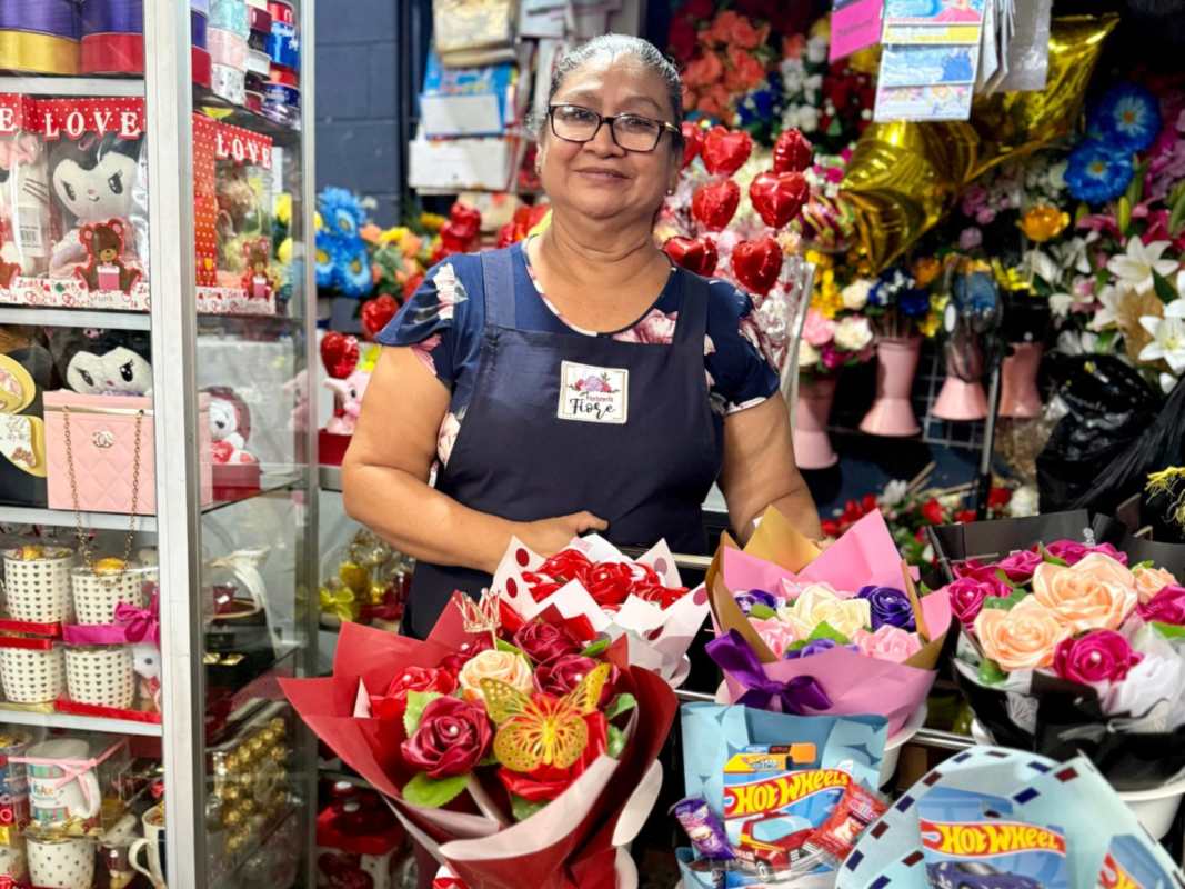 Compradores recorren los pasillos del Mercado San Miguelito en busca de detalles por el Día del Amor y la Amistad.
