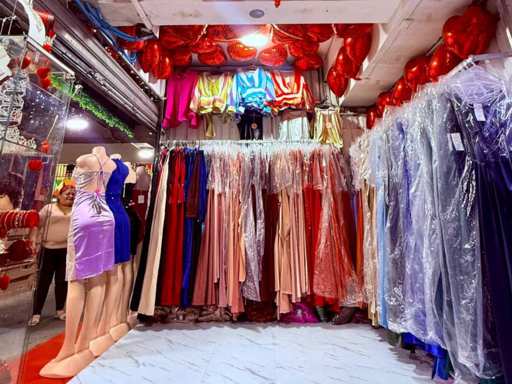 Vestidos en tonos rojos y rosados destacan entre las opciones más buscadas para celebrar el Día del Amor y la Amistad.