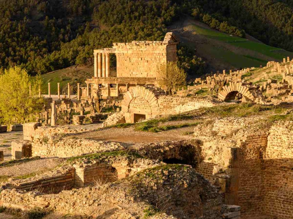 Djemila, en Argelia, conserva foros y templos romanos entre montañas, un tesoro arqueológico que revela el legado del Imperio en África del Norte.