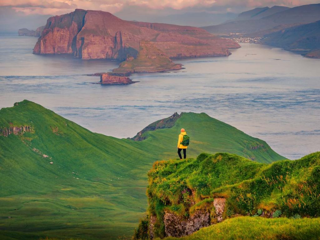 Las Islas Faroe sorprenden con acantilados vertiginosos, pueblos costeros y paisajes del Atlántico Norte donde la naturaleza marca el ritmo del viaje.