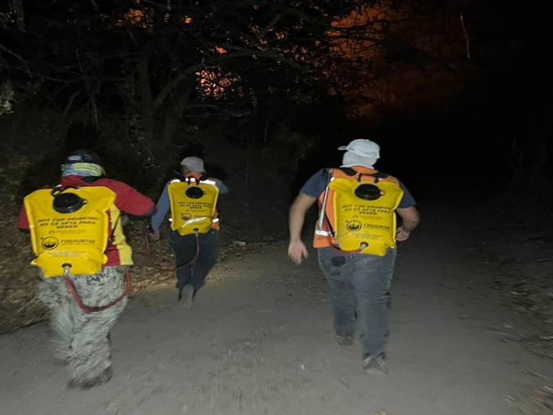  los equipos caminaron alrededor de una hora entre cerros para contener el avance del fuego