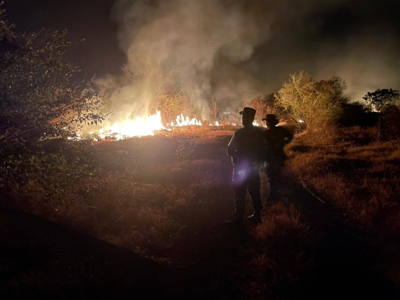 Bomberos y Protección Civil realizaron labores de control y liquidación en un terreno con vegetación seca en Las Veraneras, Acajutla.