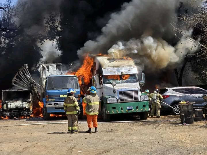 Seis camiones quedaron completamente calcinados tras el incendio en un taller automotriz de Santa Ana.