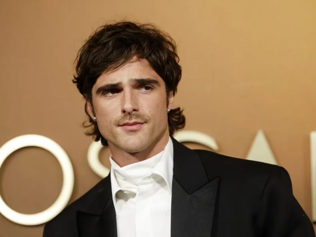 Jacob Elordi reinventa el esmoquin, apostando por una silueta clásica con detalles contemporáneos en la alfombra roja.