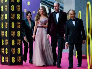 Kate Middleton asiste a los BAFTA 2026 en Londres con un vestido de Gucci en tono blush, de falda vaporosa y escote asimétrico, junto al príncipe William.