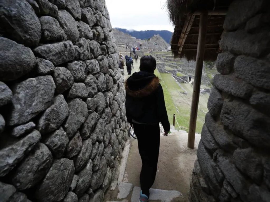 Fotografía de archivo de turistas recorriendo Machu Picchu, en Cusco (Perú).