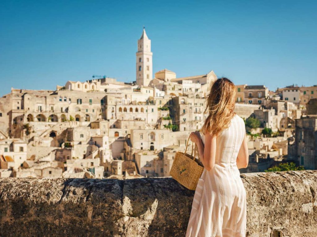 Matera, en el sur de Italia, deslumbra con sus antiguas viviendas excavadas en roca y un paisaje urbano que conecta pasado milenario y vida contemporánea.