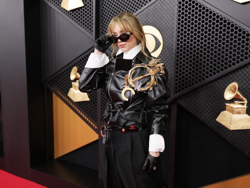 Miley Cyrus apuesta por cuero negro, guantes y gafas oscuras, un look de espíritu rock que mezcla rebeldía, sofisticación y una actitud que se impone sin esfuerzo.