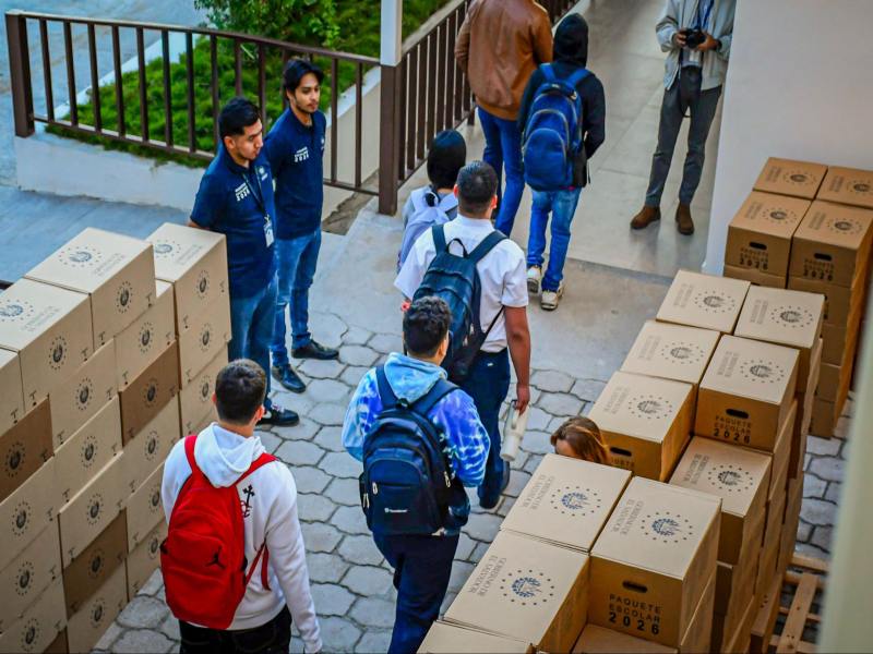 Entrega de paquetes escolares se realiza en centros educativos, donde también se permitirá el cambio de tallas de uniformes y zapatos.