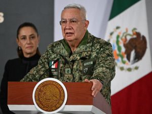 El ministro de Defensa, Ricardo Trevilla Trejo, junto a la presidenta Claudia Sheinbaum en el Palacio Nacional, el 23 de febrero de 2026, durante la conferencia en la que se detalló el operativo militar.