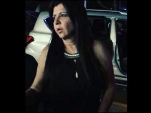 Tras la muerte de Nemesio Oseguera Cervantes, alias “El Mencho”, en un operativo en Jalisco, resurge la figura de Rosalinda González Valencia, su esposa, señalada por autoridades como presunta operadora financiera del Cártel Jalisco Nueva Generación. Detenida en 2018 en Zapopan por delincuencia organizada y lavado de dinero, fue reaprehendida en 2021 y sentenciada en 2023 a cinco años de prisión por operaciones con recursos de procedencia ilícita. En 2025 obtuvo libertad anticipada por decisión judicial. Su nombre ha sido vinculado a la estructura financiera del CJNG y al clan familiar conocido como Los Cuinis.