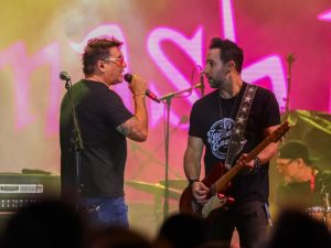El vocalista de Smash Mouth en plena actuación, grupo estadounidense que confirmó preventa de entradas para su concierto en el país.