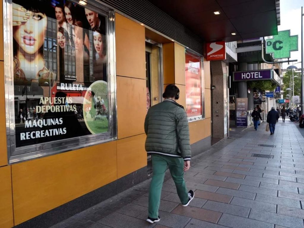 El juego de azar presencial mantiene presencia urbana y continúa siendo una puerta de acceso al juego entre adolescentes, pese a las restricciones legales vigentes.