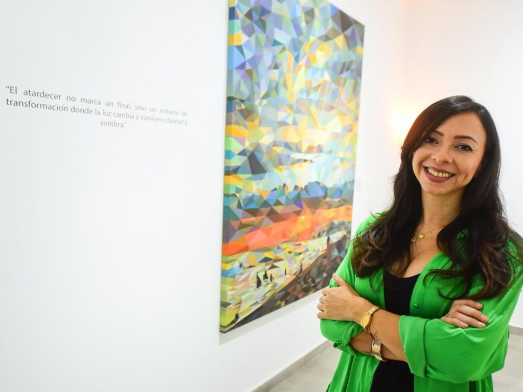 La artista inició su carrera en 2020 y desde entonces ha desarrollado una producción constante entre comisiones y colecciones propias.