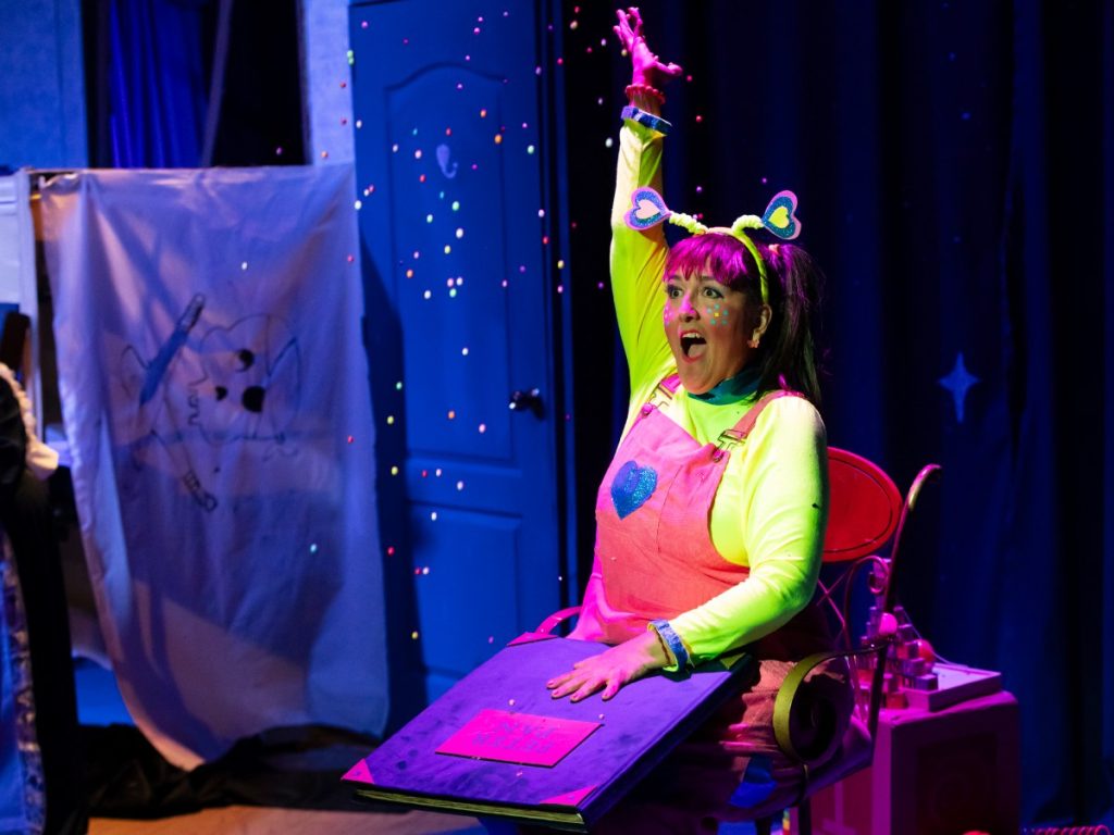 La tía Bubu, como narradora, conecta al público con la nostalgia televisiva y la alegría de la infancia noventera y dosmilera. Fotografía/ Black Coyote