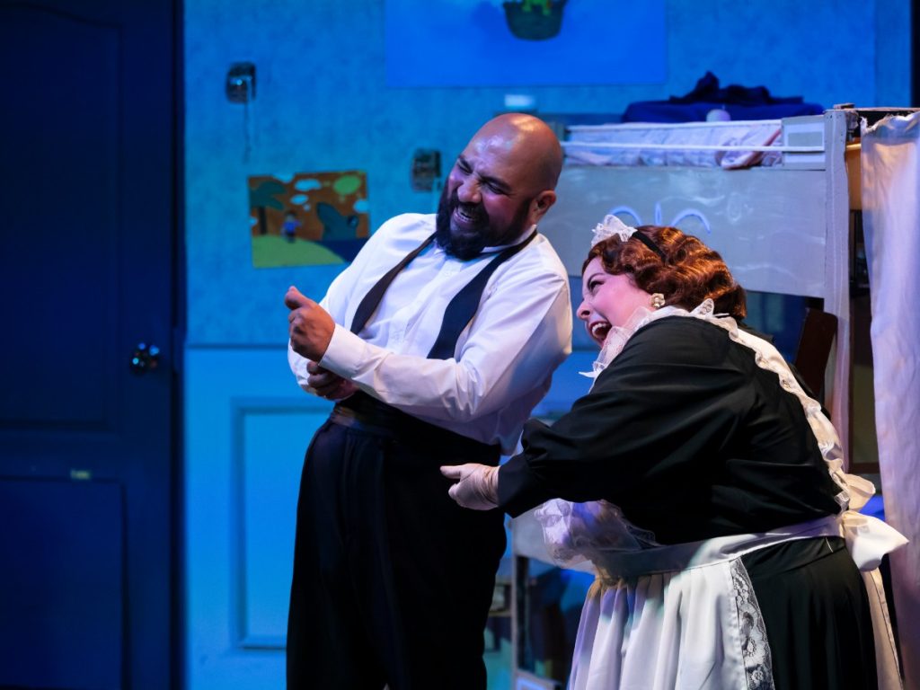 Los personajes se superponen: actores dentro de personajes dentro de la historia, generando capas de comedia. Fotografía/ Black Coyote