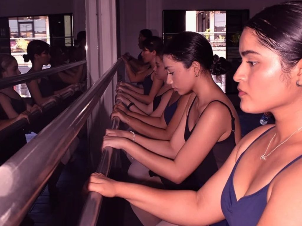 Las alumnas de Saraí Romero Ballet School afinan cada detalle de sus coreografías para “Retro Night”, una gala que llenará de ritmo y color el Teatro Nacional de Santa Ana. Fotografía/ cortesía