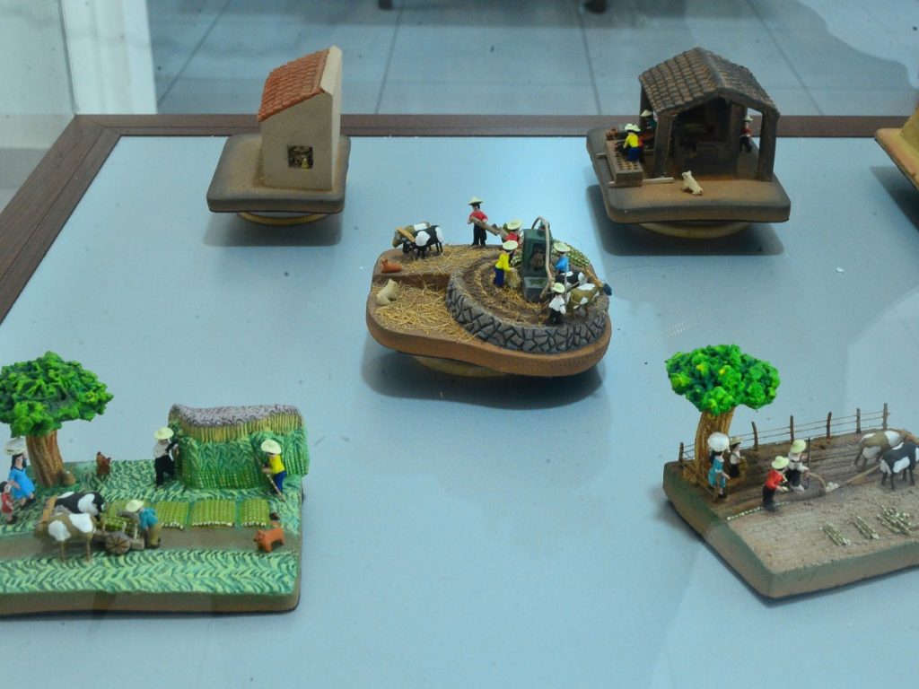 Los procesos cuentan, en secuencia, historias como la corta del café o la migración, condensadas en diminutas escenas de barro. Fotografía/ Lissette Monterrosa