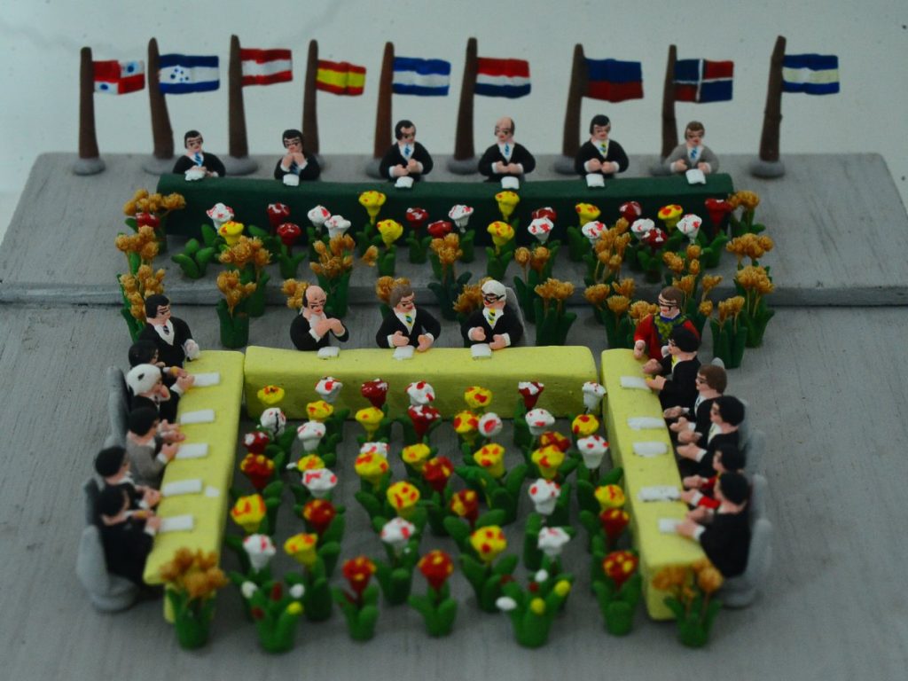 Los cuadros en miniatura integran múltiples figuras en un solo escenario, recreando desde labores rurales hasta hechos históricos. Fotografía/ Lissette Monterrosa