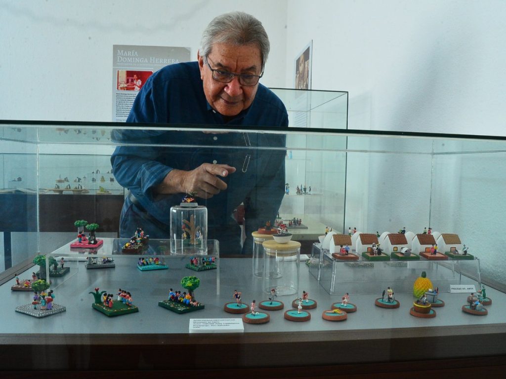 Gregorio Bello-Suazo, director del Museo de Arte Popular, ha dedicado su labor a investigar y proteger el patrimonio artístico popular del país. Fotografía/ Lissette Monterrosa