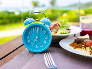 La evidencia científica indica que el ayuno intermitente logra una pérdida de peso moderada, pero no superior a la dieta tradicional.