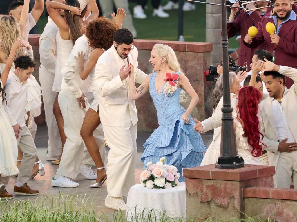 Bad Bunny con Lady Gaga en el medio tiempo del Super Bowl. Foto AFP