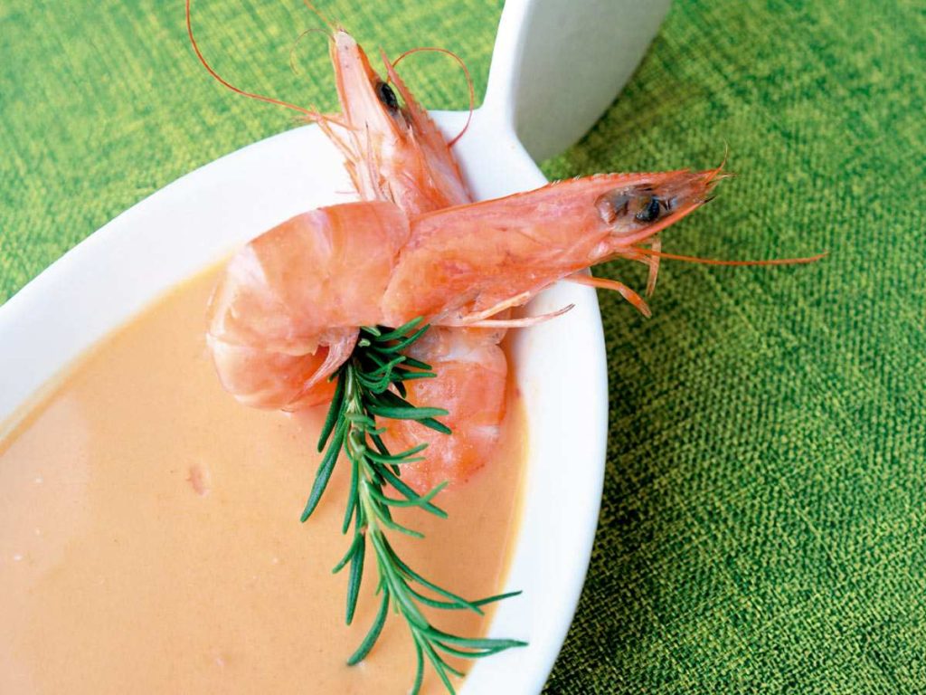 Bisque de camarones. Intensa y elegante, esta bisque cremosa de camarones es ideal para quienes buscan un plato caliente con sabor a mar.