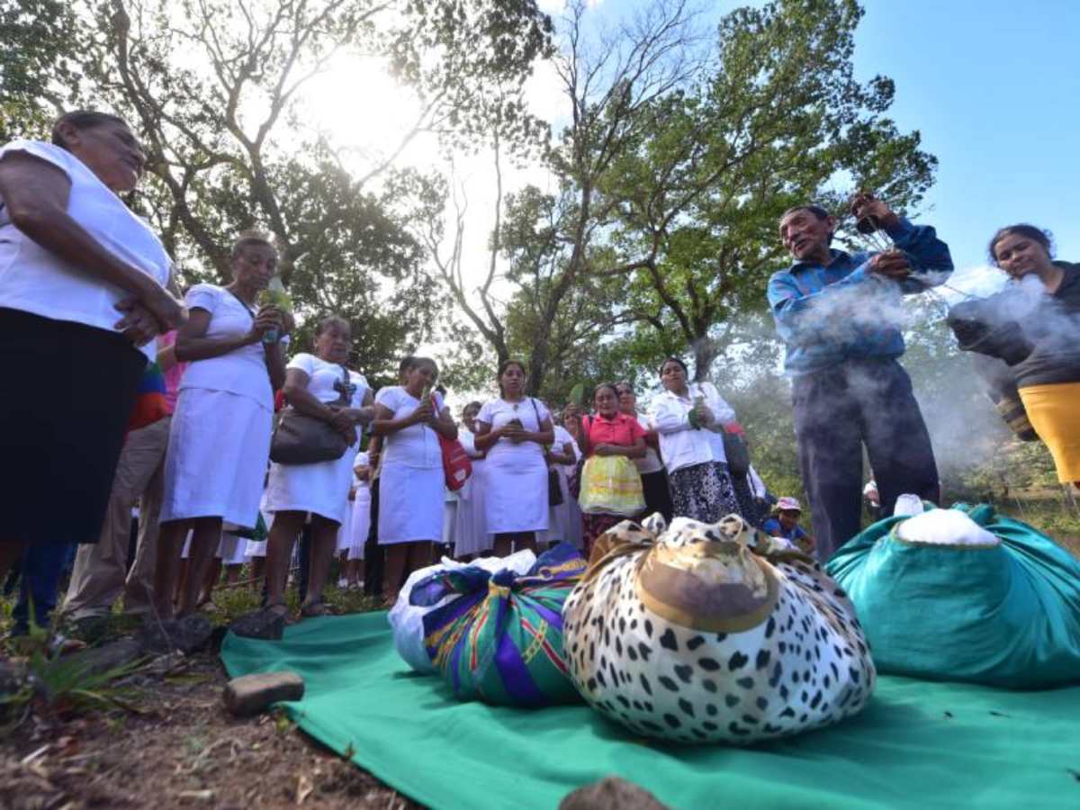 Don Daniel Ramos, de 79 años, realiza el ancestral ritual de inciensar la ropa de las imágenes religiosas, una práctica que resguarda la memoria espiritual y cultural de Cacaopera.