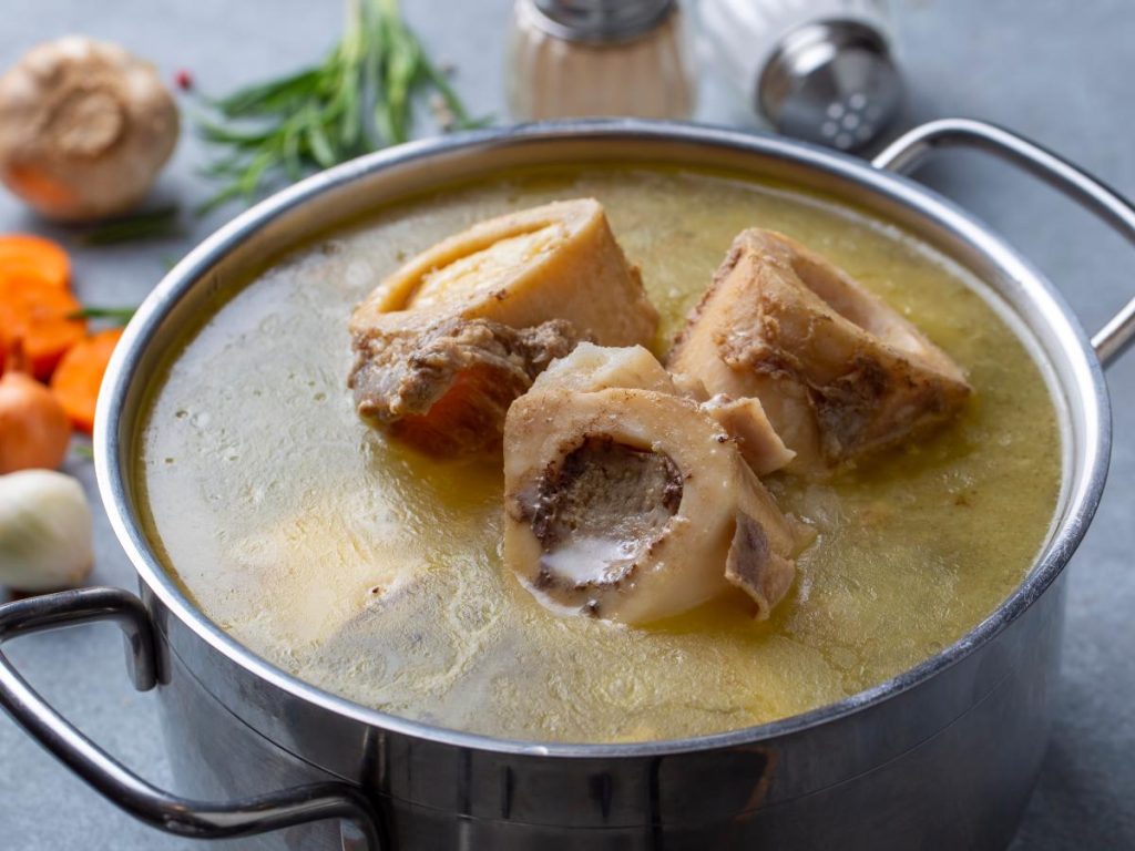 El caldo de huesos aporta colágeno, calcio y magnesio, pero su beneficio depende de una alimentación equilibrada y variada.