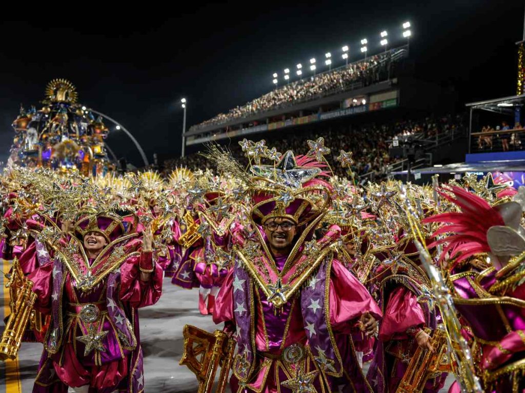 Rosas de Ouro llena de color el sambódromo de Anhembí en la primera jornada del Grupo Especial en São Paulo.  