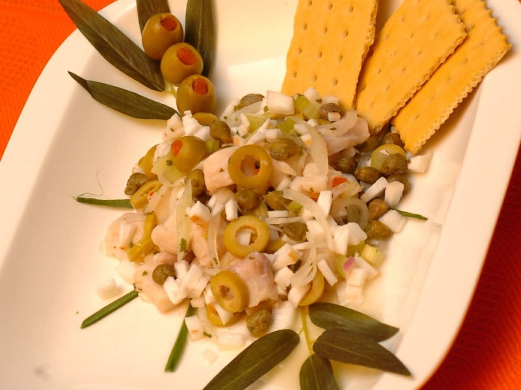 Ceviche de curvina, una mezcla vibrante y delicada que resalta la frescura del mar en cada bocado.