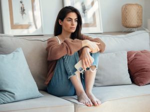 El uso excesivo del móvil está vinculado a fatiga mental y menor concentración, según informes de la Asociación Americana de Psicología.