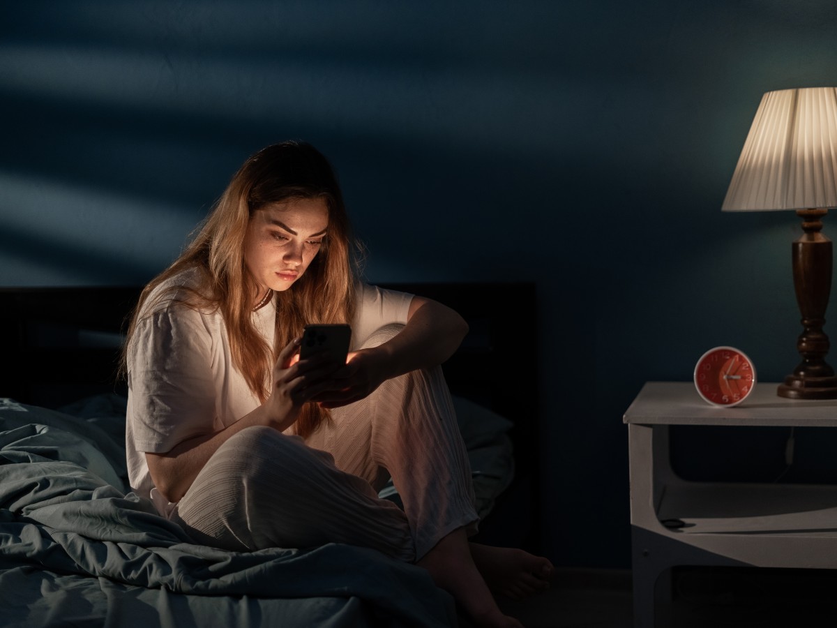 El uso del celular antes de dormir es una de las situaciones donde la ansiedad por estar conectado se vuelve más visible y silenciosa.