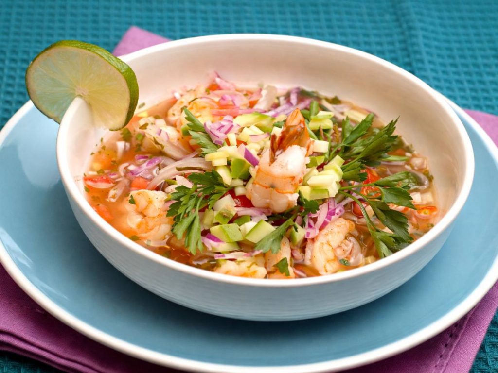 Ceviche de camarones, una opción fresca y llena de sabor para disfrutar los viernes de Cuaresma con tradición y un toque casero irresistible.