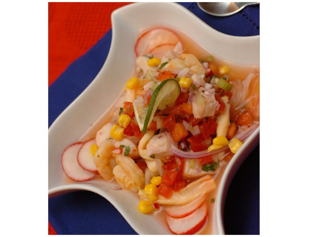 Ceviche mixto, una combinación vibrante de mariscos que equilibra frescura, color y sabor en una propuesta irresistible.