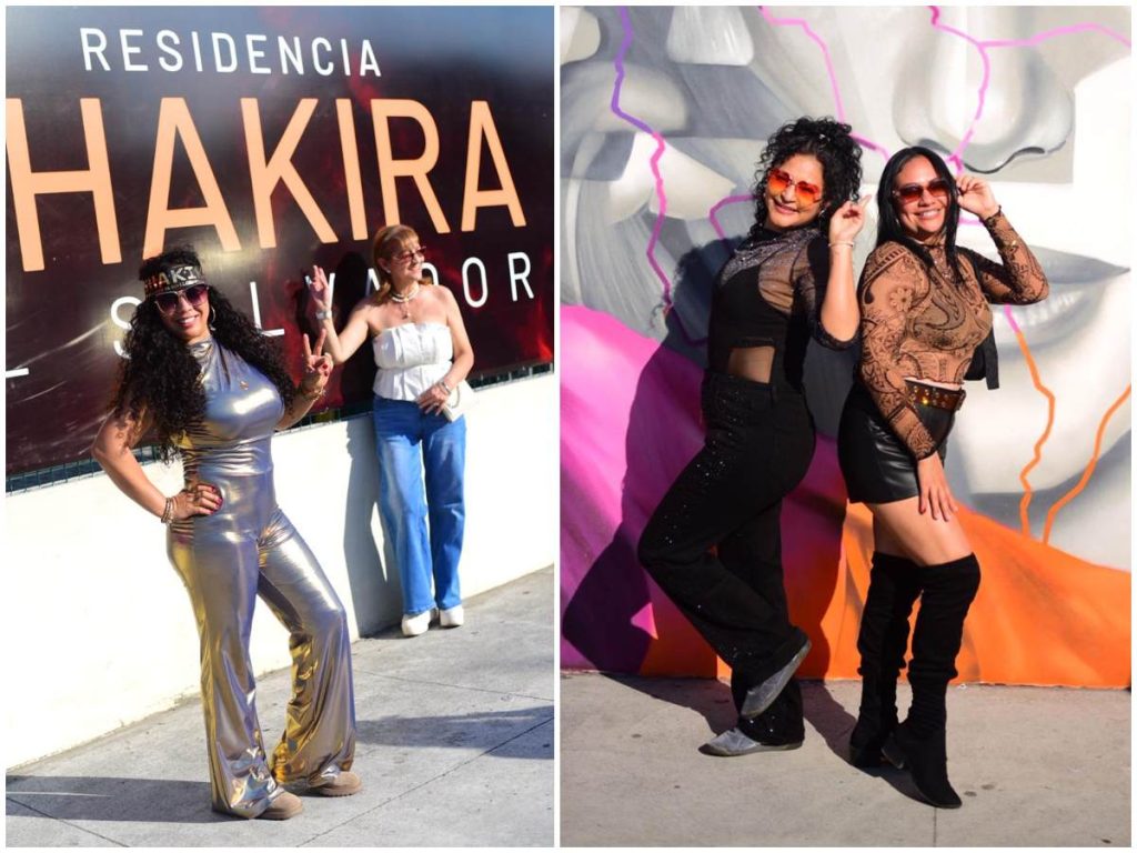 Fans posan y capturan el momento en los espacios temáticos del recinto antes del último show de Shakira en el país.