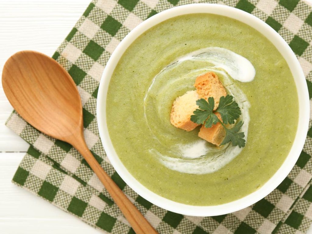 Crema de brócoli. Cremosa y llena de sabor, esta sopa es una opción práctica y nutritiva para una comida caliente en días de baja temperatura.