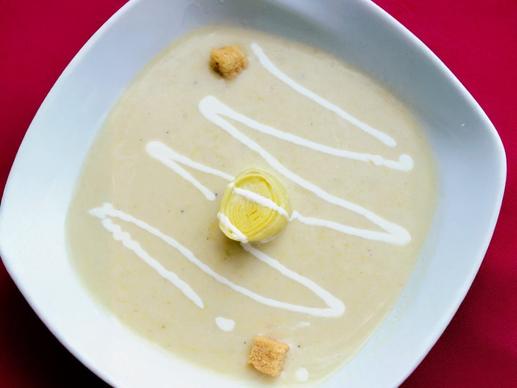Crema de papa y puerro. Una combinación clásica y reconfortante que destaca por su textura cremosa y sabor delicado, ideal para disfrutar bien caliente.