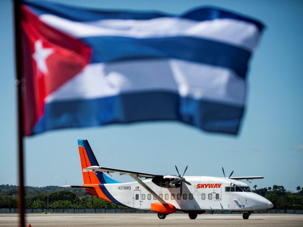 Avión con donación de leche en polvo en La Habana, en medio de la crisis energética que llevó a Cuba a advertir sobre la suspensión temporal del suministro de combustible a aerolíneas.
