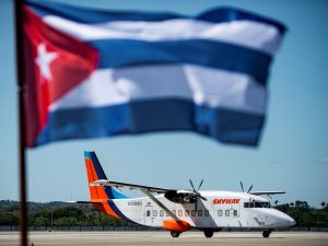Avión con donación de leche en polvo en La Habana, en medio de la crisis energética que llevó a Cuba a advertir sobre la suspensión temporal del suministro de combustible a aerolíneas.