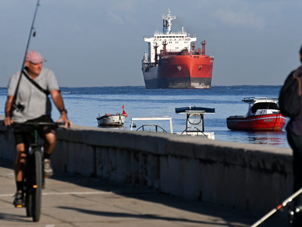 Crisis energética en Cuba tras la suspensión de envíos de petróleo y nuevas medidas de emergencia, con restricciones al combustible y ajustes laborales en el sector estatal.