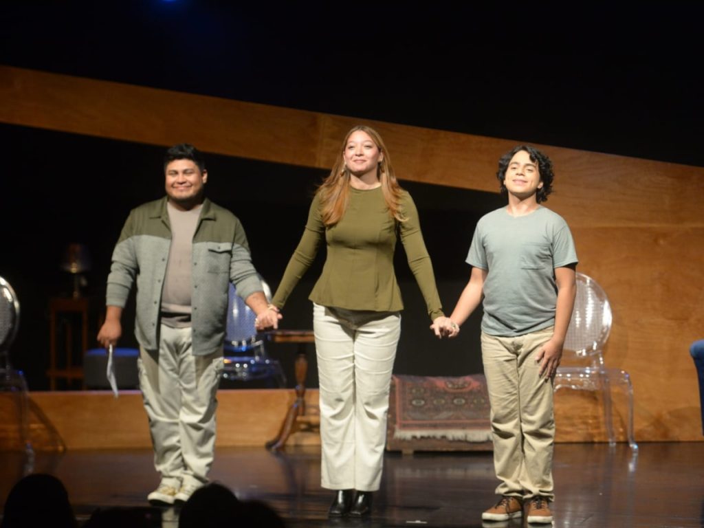 Actores presentaron un sketch de “Apagón a tres voces que abrirá la Temporada 2026 del Teatro Luis Poma. Fotografía/ Jorge Reyes