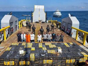 Buzos y marinos presentan las 6.6 toneladas de cocaína incautadas a 703.7 km de la costa, ocultas en un buque con 10 tripulantes detenidos.