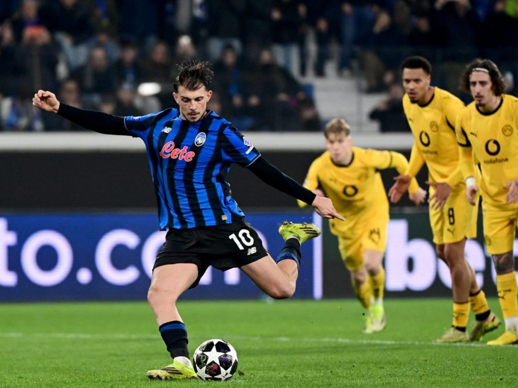 El centrocampista serbio #10 del Atalanta, Lazar Samardzic, ejecuta y convierte un penal para ganar el partido de vuelta del ‘play-off’ de la fase eliminatoria. Fotografía/ AFP