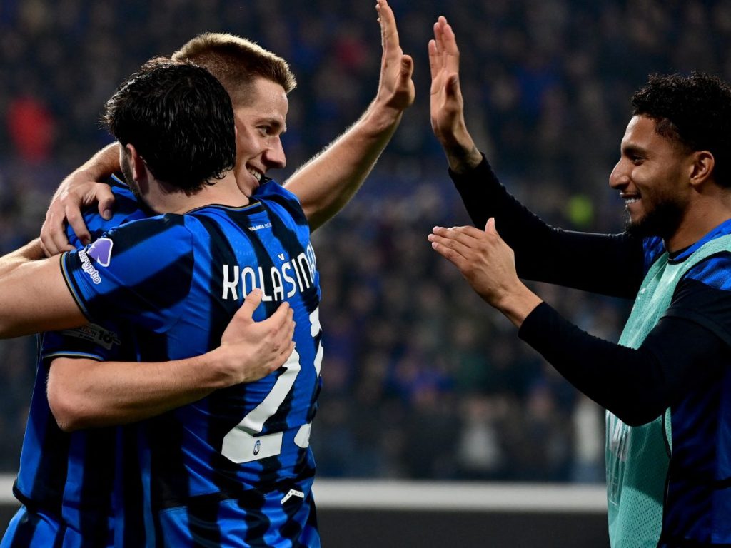 El centrocampista croata #08 del Atalanta, Mario Pasalic (i), celebra con el defensor bosnio #23 del Atalanta, Sead Kolasinac (c), y el centrocampista brasileño #13 del Atalanta, Ederson (d), tras marcar el tercer gol de su equipo. Fotografía/ AFP