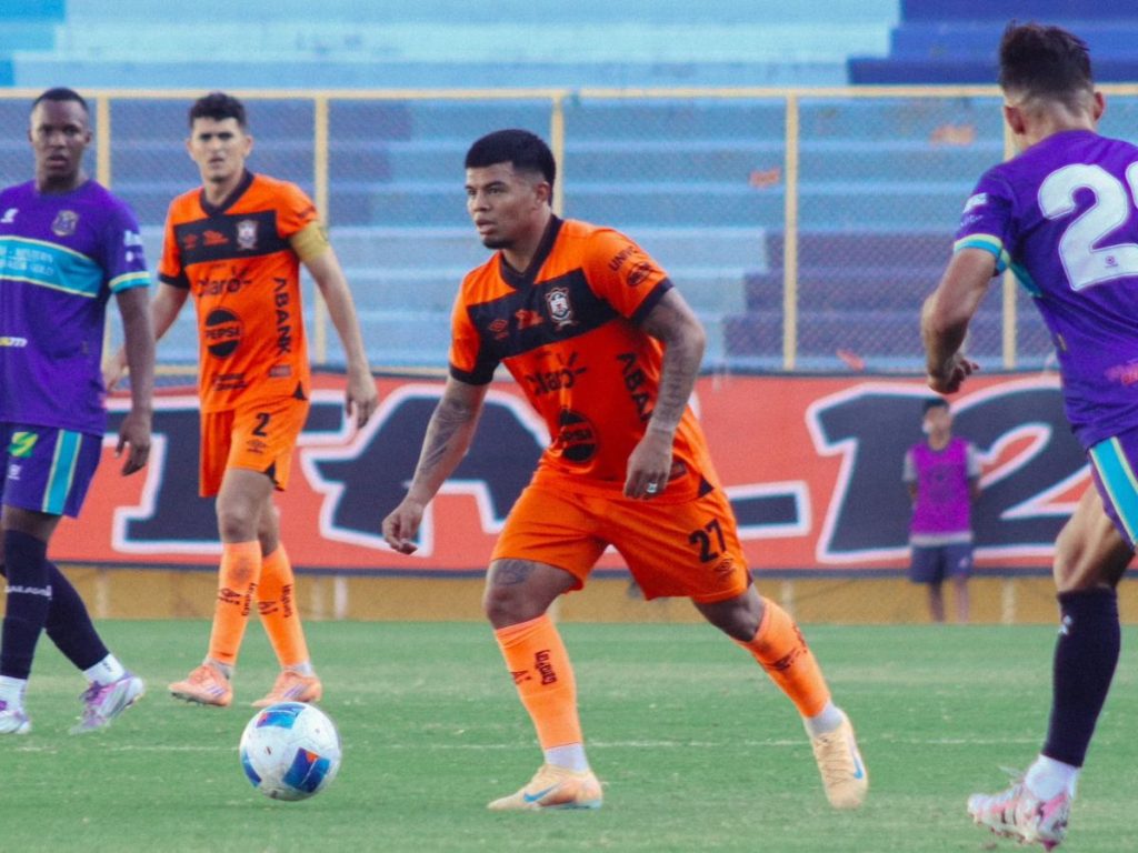 Marcelo "Chiqui" Díaz (27) controlando la pelota ante Zacatecoluca. Foto X Águila