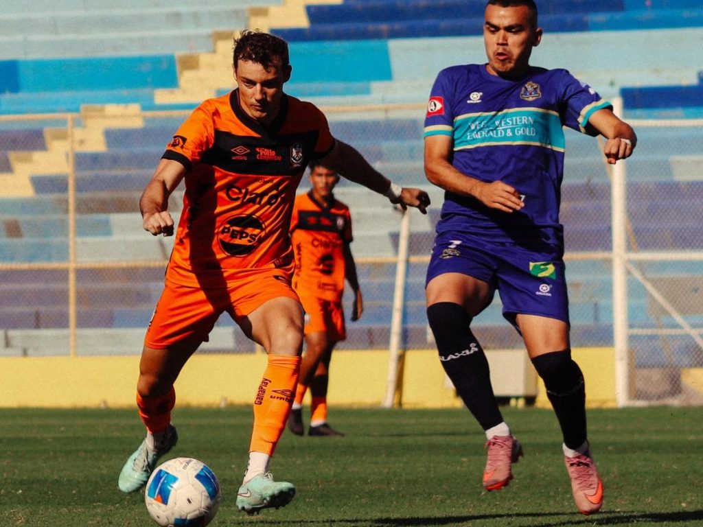 Tomás Granitto (izq.) controla balón contra defensa de Zacatecoluca. Foto X Águila