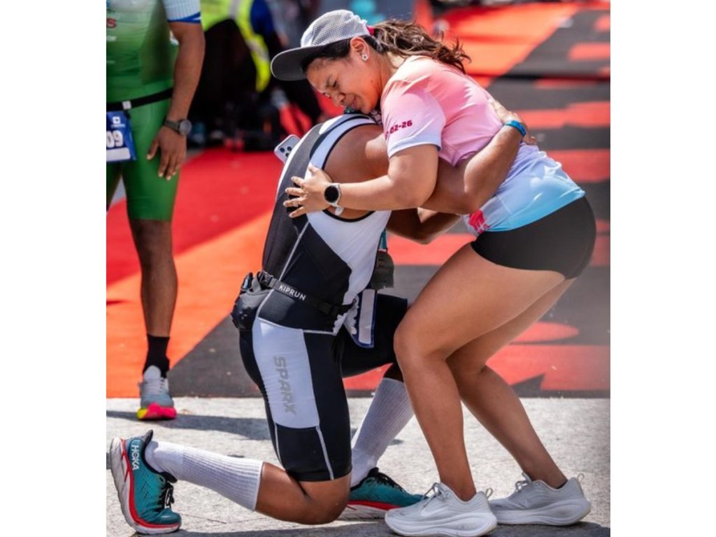 Daniel Gutiérrez se arrodilló frente a Anita Monterrosa tras finalizar el IRONMAN 70.3 San Salvador, protagonizando uno de los momentos más emotivos de la jornada. Fotografía/ Secretaria de Prensa del Gobierno de El Salvador